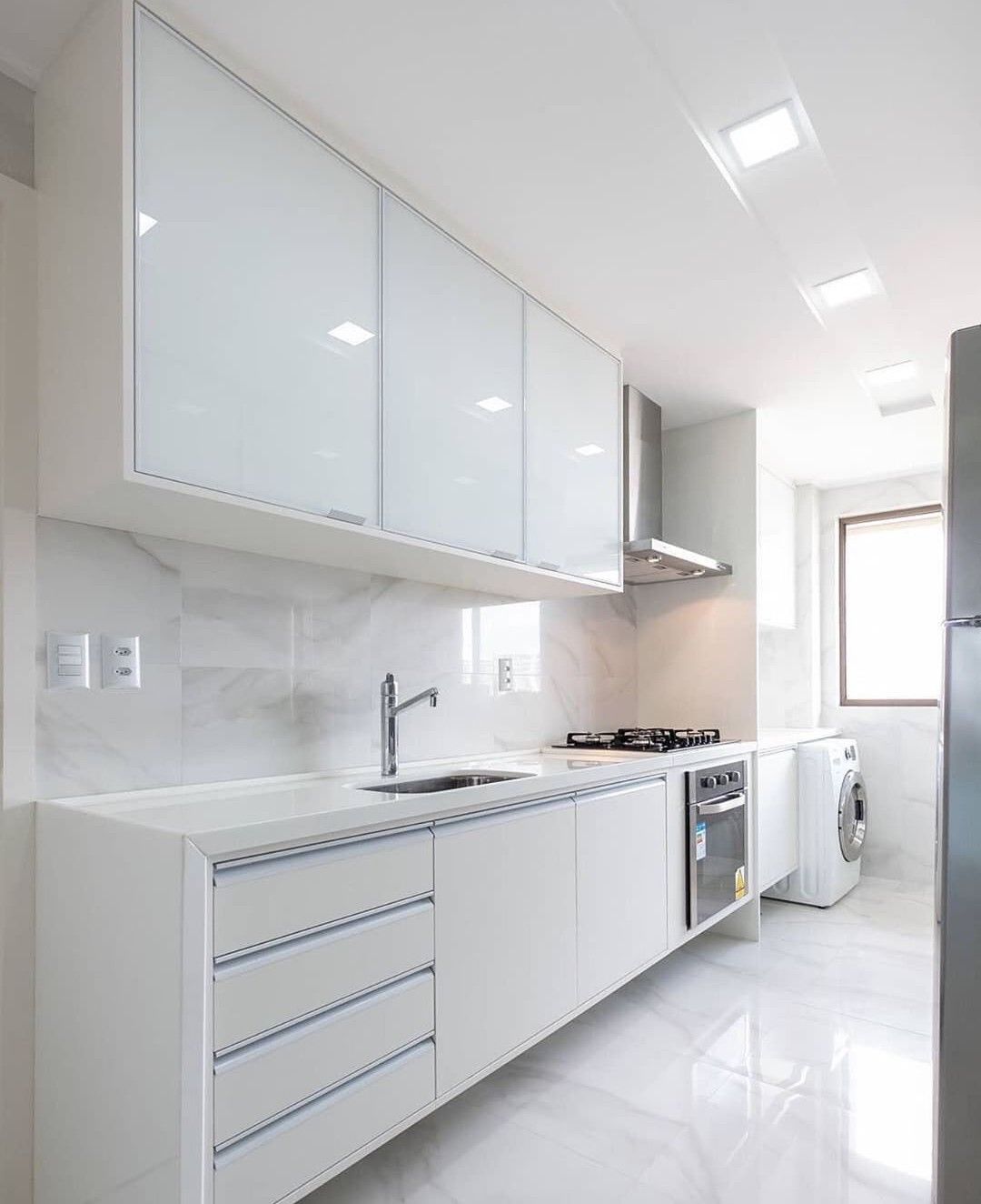 Cocina minimalista con vidrio esmerilado