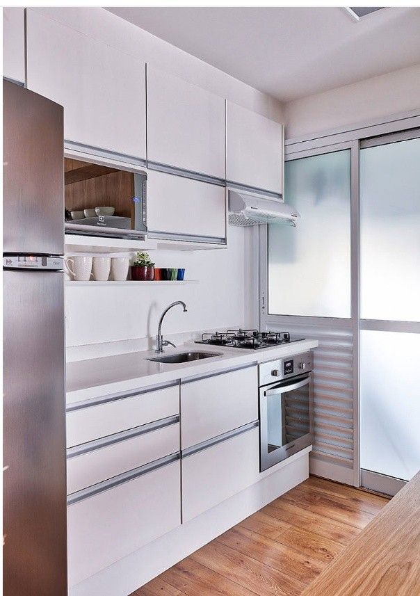 Cocina blanca moderna con puerta corrediza