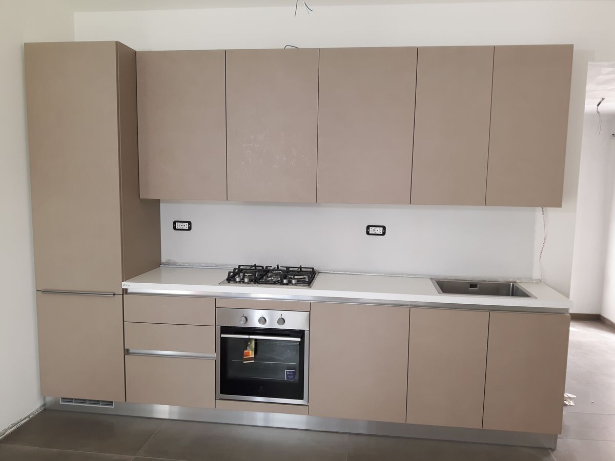 Cocina neutra taupe con mesada blanca